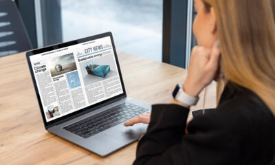 vue-laterale-femme-lisant-magazine-numerique